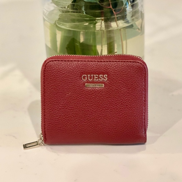 🤩 Beautiful GUESS zip small wallet in gorgeous burgundy color - Picture 1 of 5